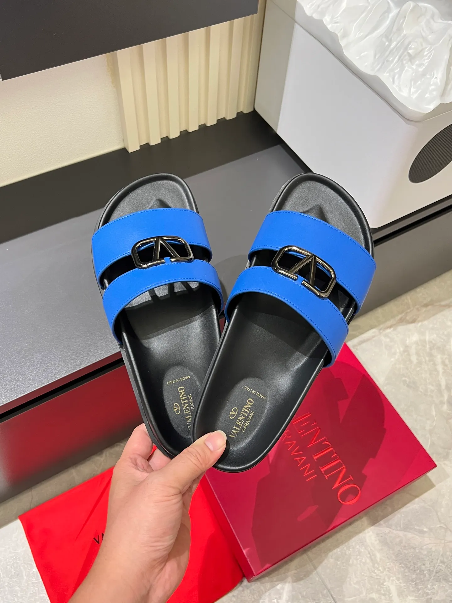 Men's shoes 💰p300 VALENTINO Men's 🧍‍♂️ Spring and summer new style metal logo flat slippers, elegant sandals, the same style worn by celebrities, original molding, imported calfskin. Rubber outsole. Soft and durable, full set of counter packaging size: 39-44 (.45.46 customized)